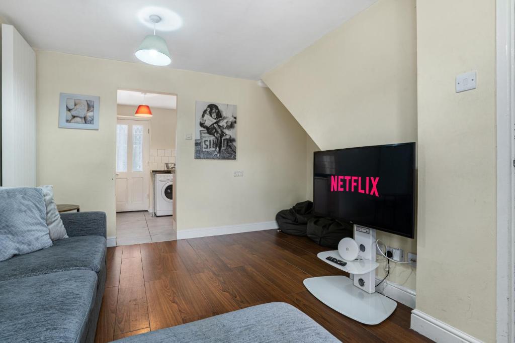 a living room with a couch and a tv at Emma's Central House & Parking in Nottingham