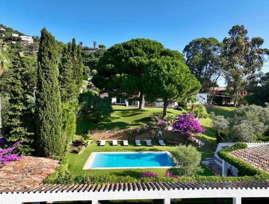 a view of a garden with a swimming pool at Villa en Calonge con Gran piscina in Calonge