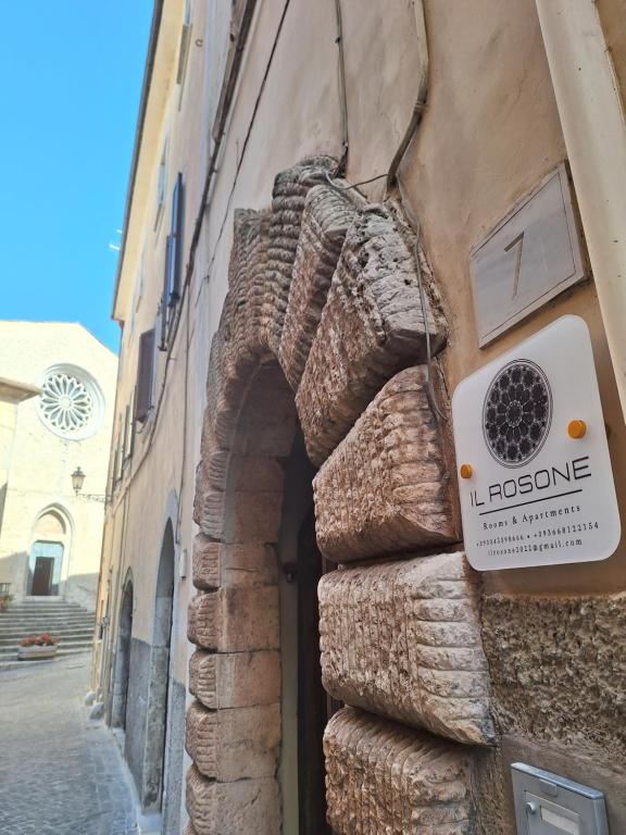 una señal en el lateral de un edificio en Il Rosone - Rooms&Apartments, en Alatri
