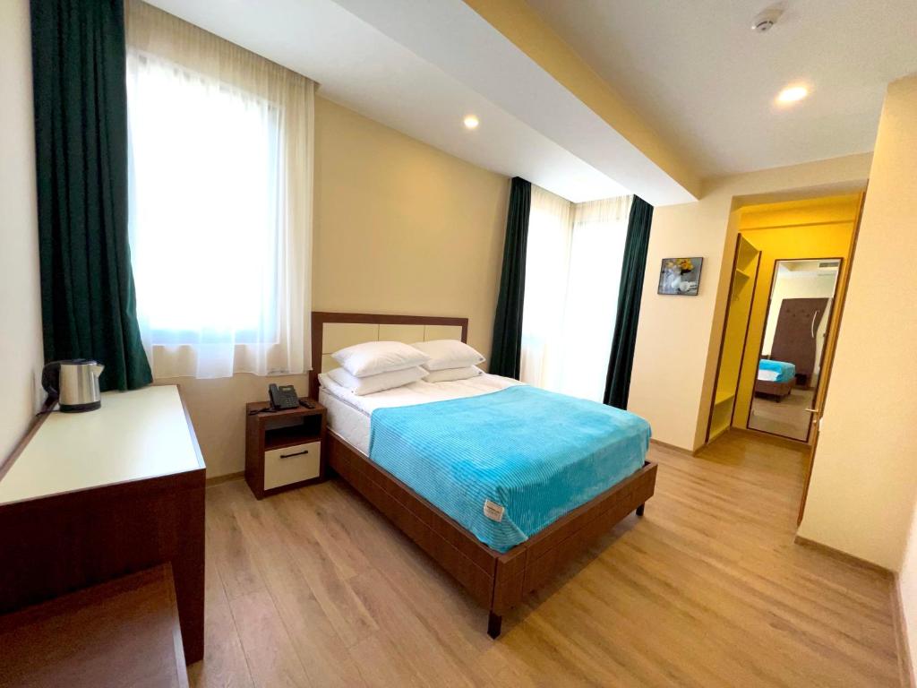 Postel nebo postele na pokoji v ubytování HOTEL WEST TBILISI