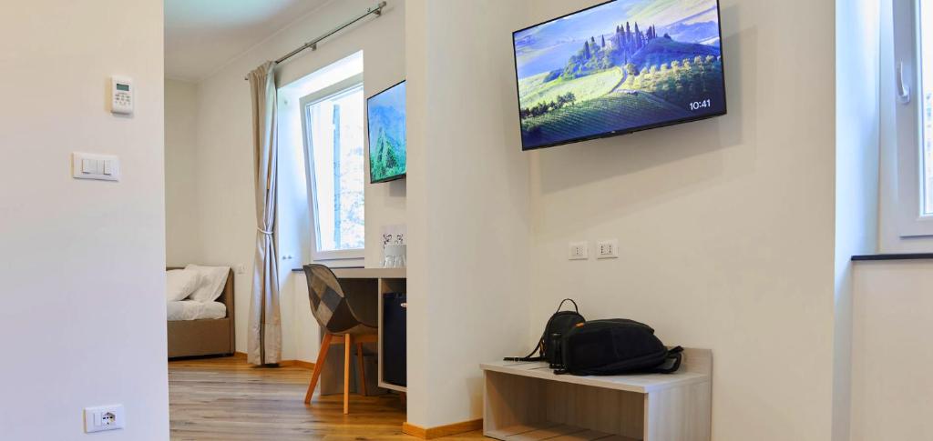 TV a/nebo společenská místnost v ubytování Affittacamere Il Faggio