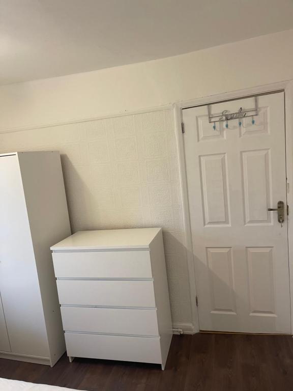 Fotografie z fotogalerie ubytování Spare room in a family house v destinaci Bristol