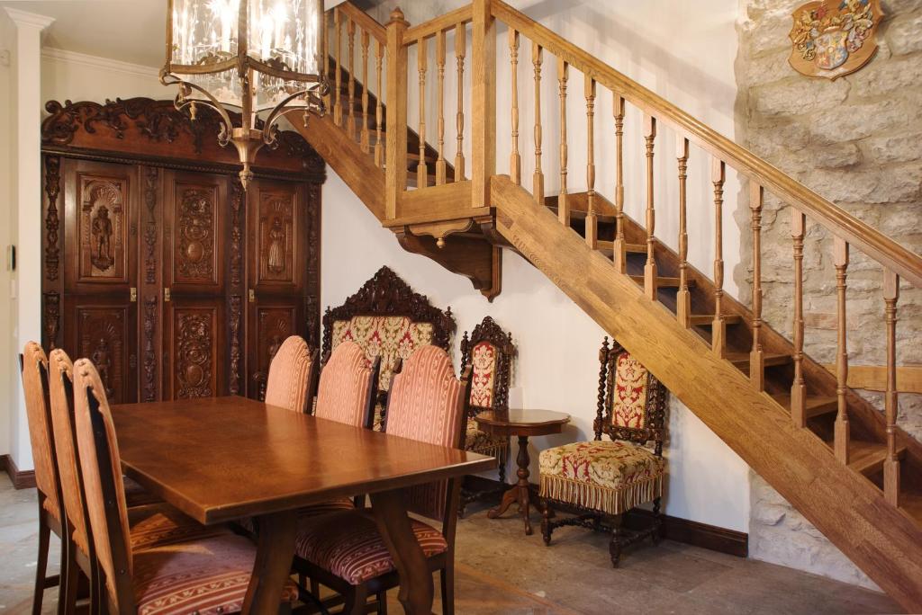 Posezení v ubytování Luxury Medieval 2 Storey apartment with Antique Furniture in Old Town