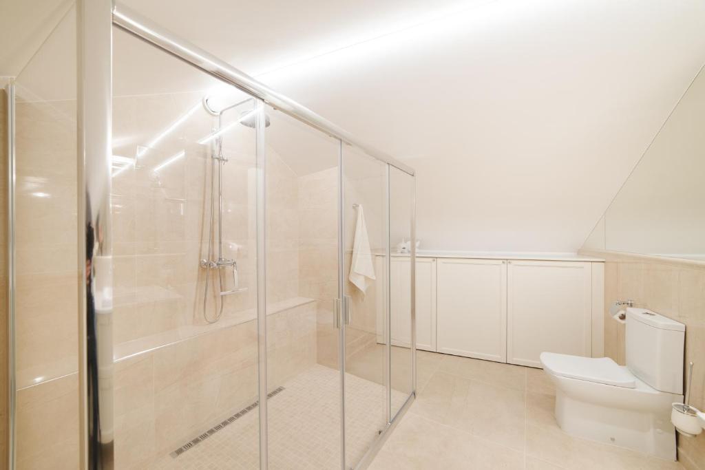 Koupelna v ubytování Luxury Medieval 2 Storey apartment with Antique Furniture in Old Town