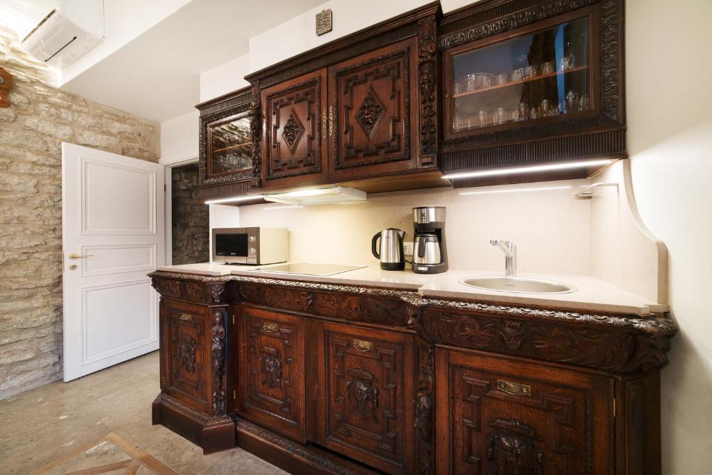 Kuchyň nebo kuchyňský kout v ubytování Luxury Medieval 2 Storey apartment with Antique Furniture in Old Town