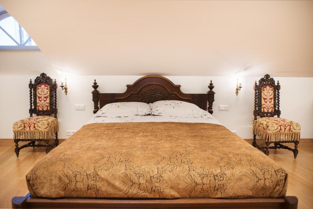 Postel nebo postele na pokoji v ubytování Luxury Medieval 2 Storey apartment with Antique Furniture in Old Town