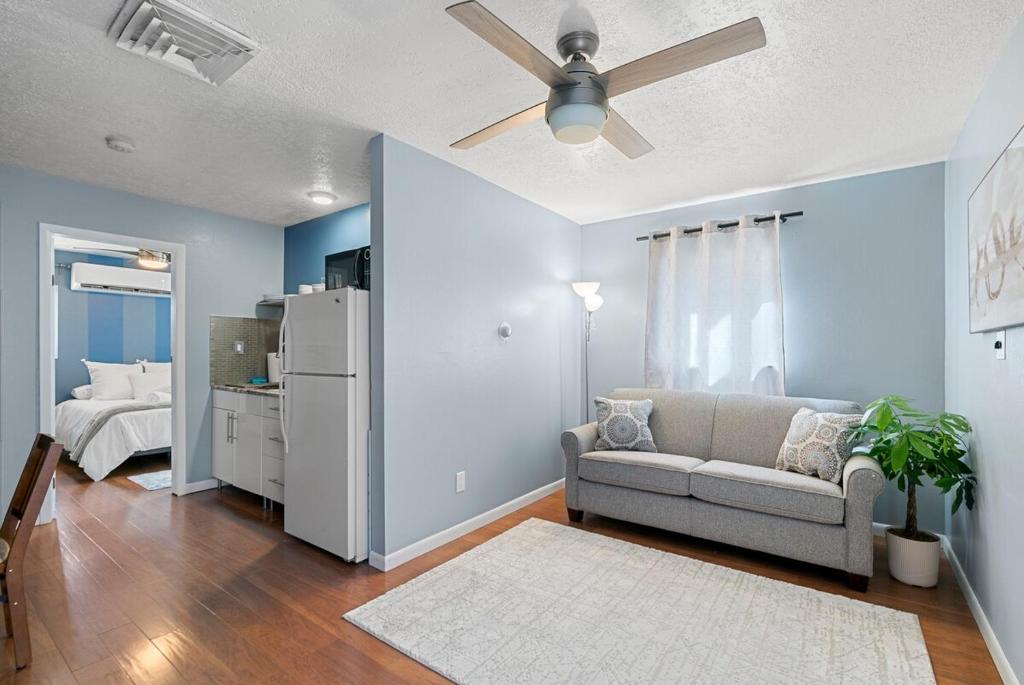 - un salon avec un canapé et un ventilateur de plafond dans l'établissement Casita Rio, à Albuquerque