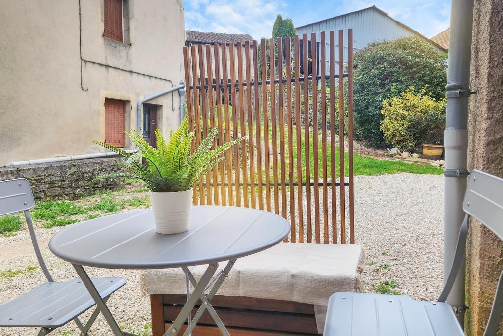 Vonkajšia záhrada v ubytovaní Maison (gite) Le Petit Plasne dans le Jura