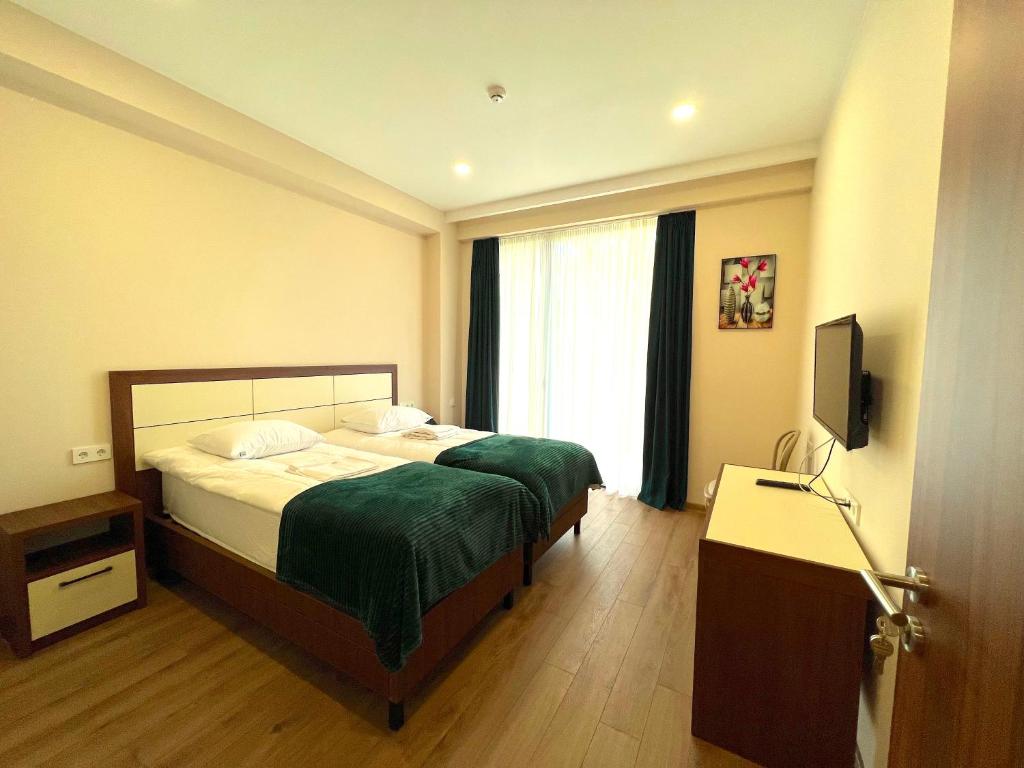 Postel nebo postele na pokoji v ubytování HOTEL WEST TBILISI