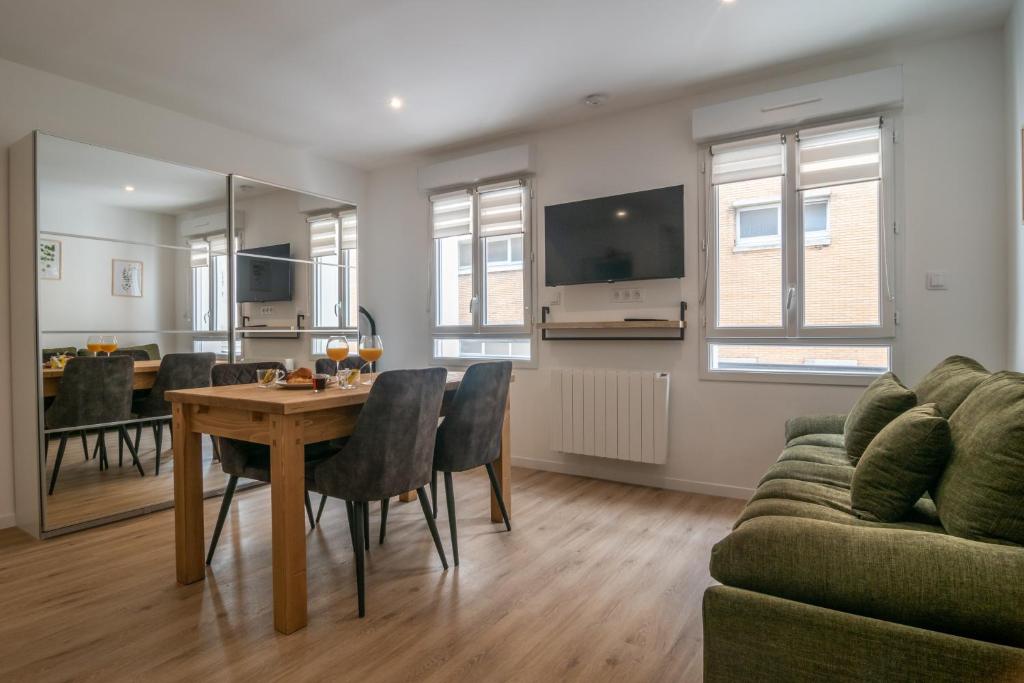 un salon avec un canapé et une table dans l'établissement F2 hypercentre - Proche gare - WIFI gratuite, au Havre