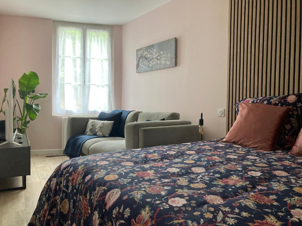 um quarto com uma cama e um sofá em Alex Place's em Saint-Ouen-lʼAumône