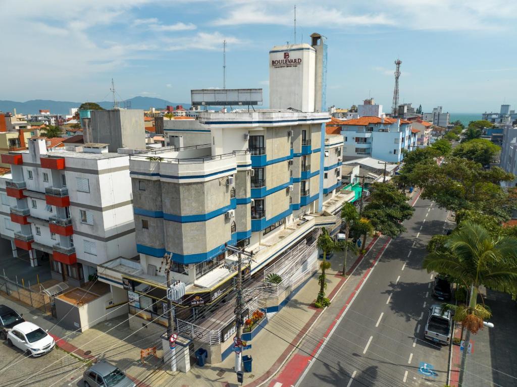 una vista aérea de un edificio en una ciudad en Boulevard Central Canasvieiras Hotel, en Florianópolis