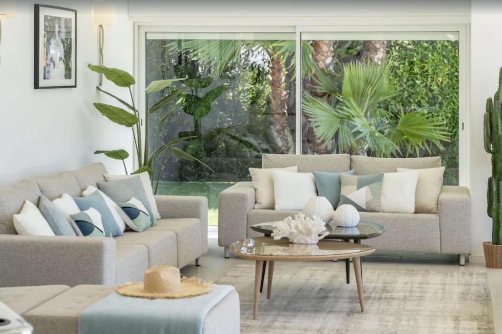 Posedenie v ubytovaní FRGK "Belle villa contemporaine, avec une splendide vue panoramique sur la mer"