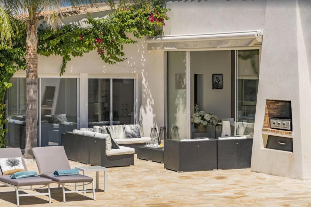 Posedenie v ubytovaní FRGK "Belle villa contemporaine, avec une splendide vue panoramique sur la mer"