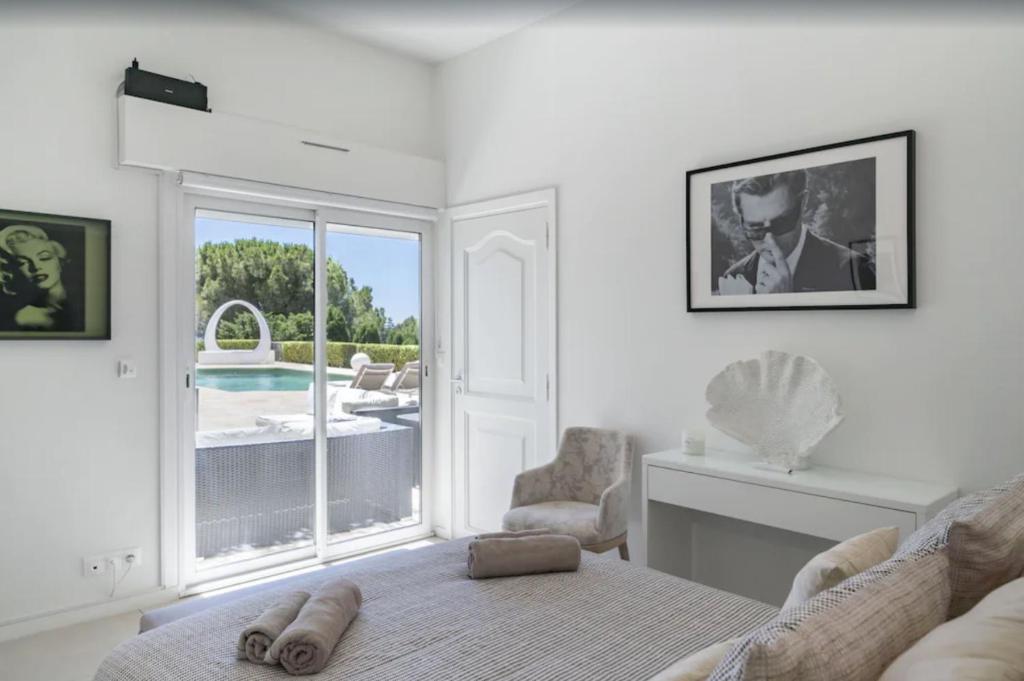 Posedenie v ubytovaní FRGK "Belle villa contemporaine, avec une splendide vue panoramique sur la mer"
