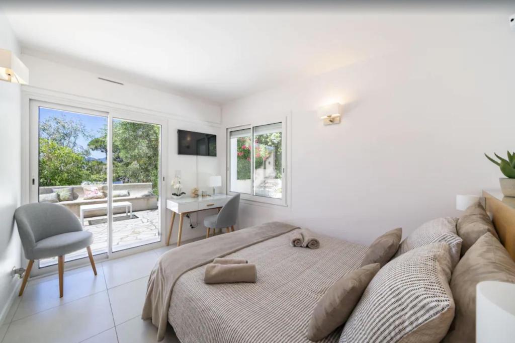Posedenie v ubytovaní FRGK "Belle villa contemporaine, avec une splendide vue panoramique sur la mer"