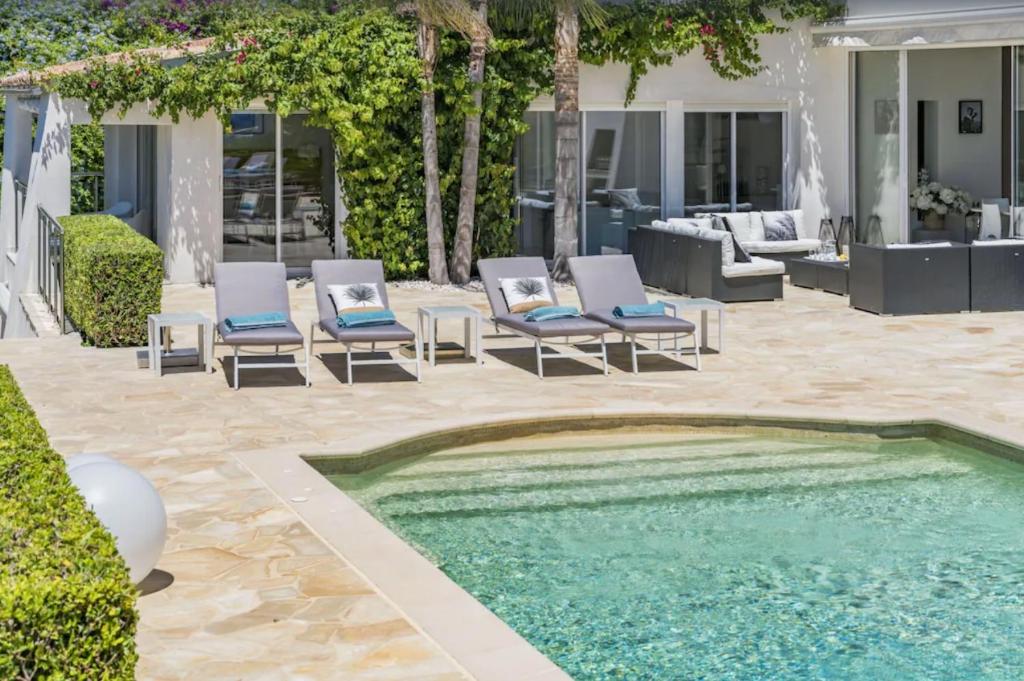 Bazén v ubytovaní FRGK "Belle villa contemporaine, avec une splendide vue panoramique sur la mer" alebo v jeho blízkosti