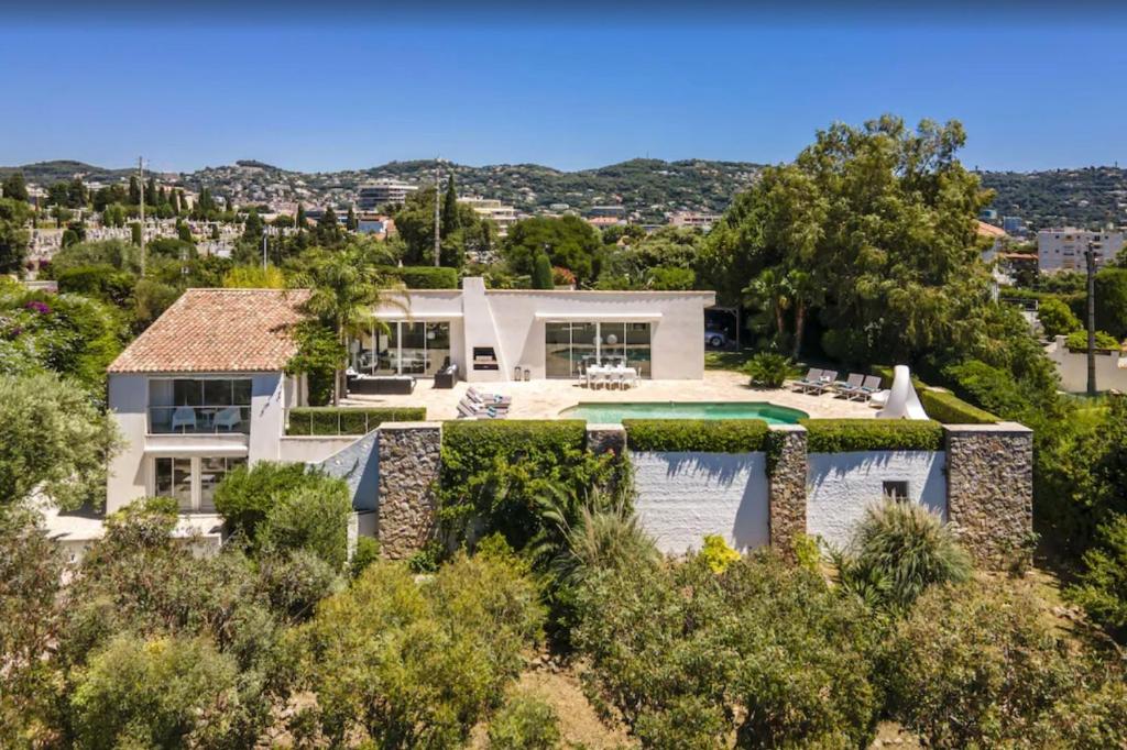 uma vista aérea de uma casa com piscina em FRGK "Beautiful contemporary villa, with splendid panoramic sea view" em Cannes