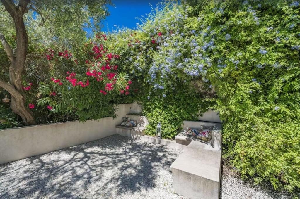 Vonkajšia záhrada v ubytovaní FRGK "Belle villa contemporaine, avec une splendide vue panoramique sur la mer"