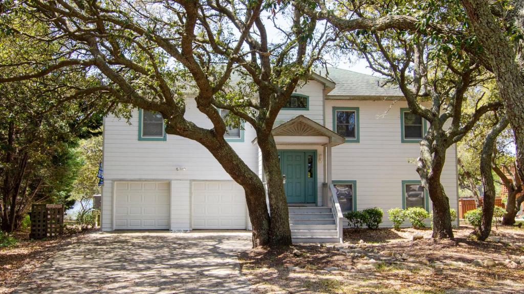 ein weißes Haus mit einem Baum und einer Auffahrt in der Unterkunft Soundside, Lake View, Hot Tub, Dogs Welcome, Community Amenities, VOH56, Atlantic Sound Waves in Corolla