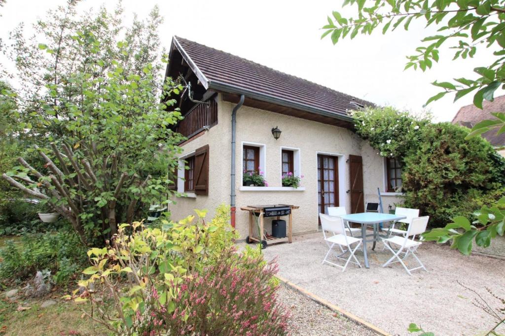 a small house with a table and chairs in front of it at Cauhape in Auga