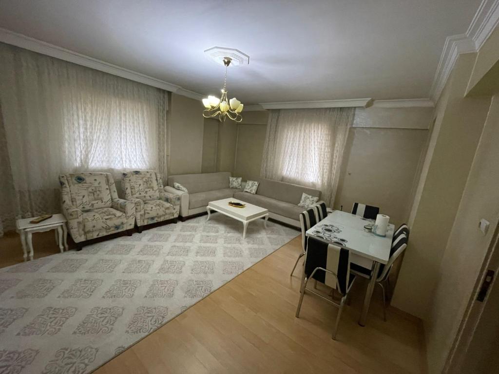 sala de estar con sofá y mesa en Ahmetbay sitesi en Estambul