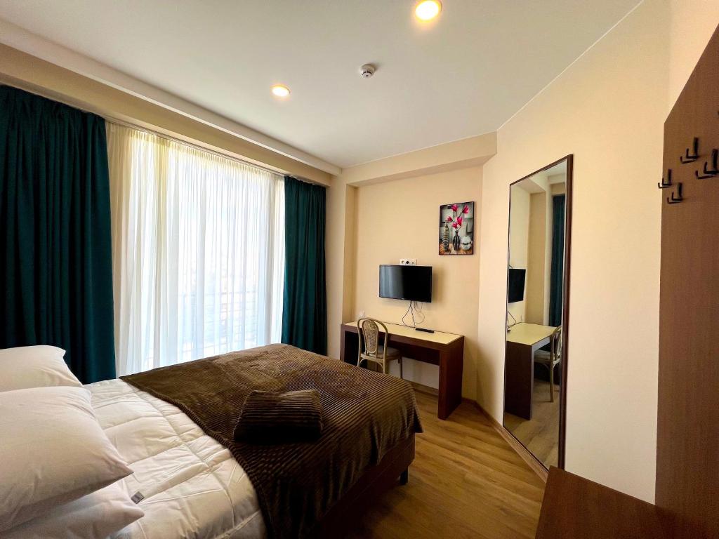 TV a/nebo společenská místnost v ubytování HOTEL WEST TBILISI