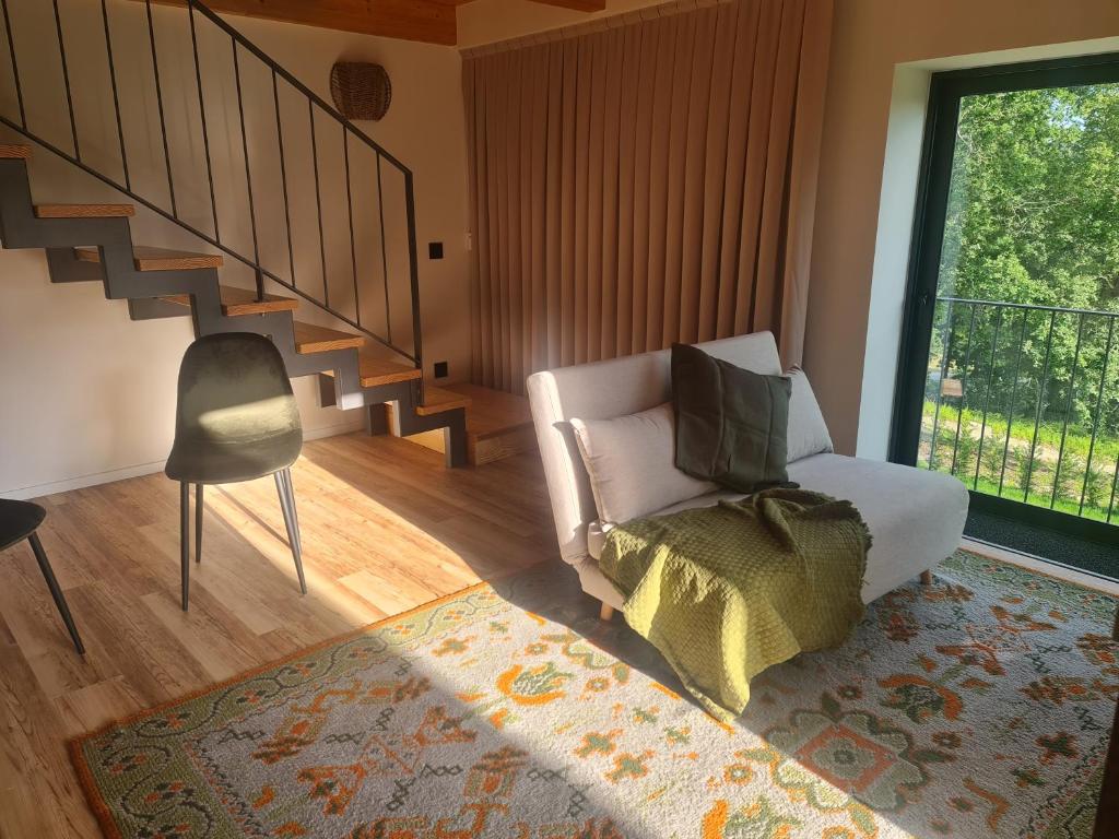 Uma área de estar em Ermo Loft - Casas do Ermo