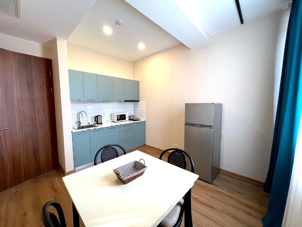 Kuchyň nebo kuchyňský kout v ubytování HOTEL WEST TBILISI