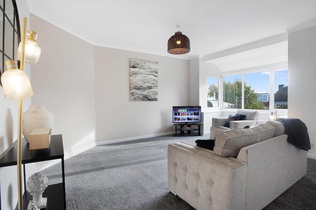 uma sala de estar com um sofá e uma televisão em Spacious Living Room & Modern Comforts, Sleeps 4 em Peterlee