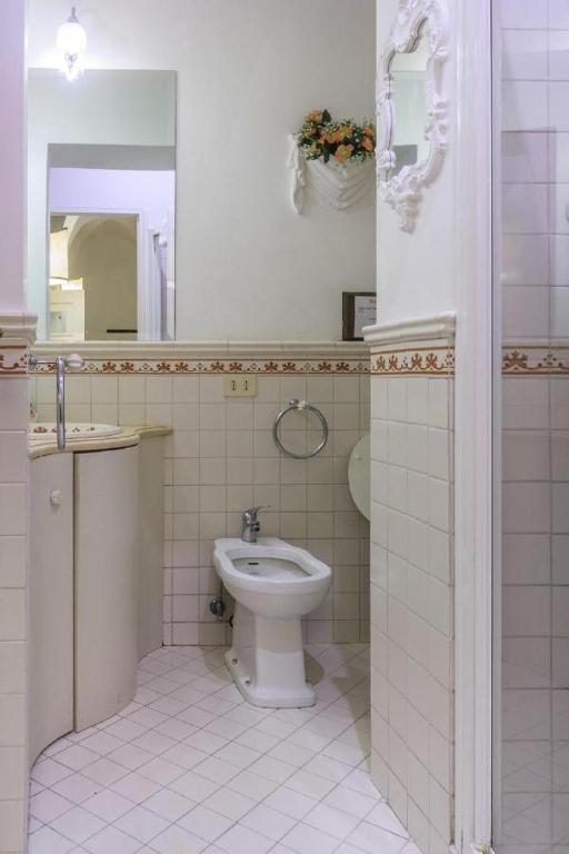 A bathroom at Palazzo Donarelli