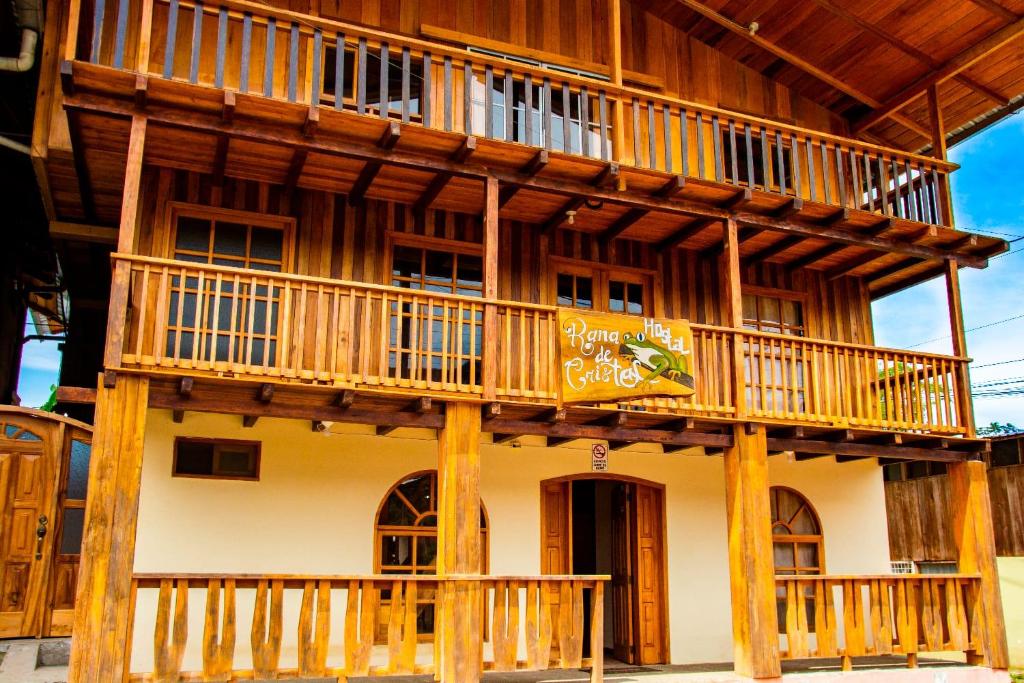 un gran edificio de madera con balcón en RANA DE CRISTAL en Mindo