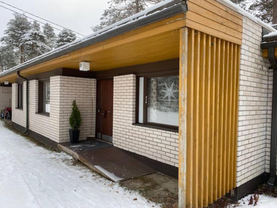 una casa con una puerta delantera y una ventana en Row house in Meltosjärvi, en Meltosjärvi