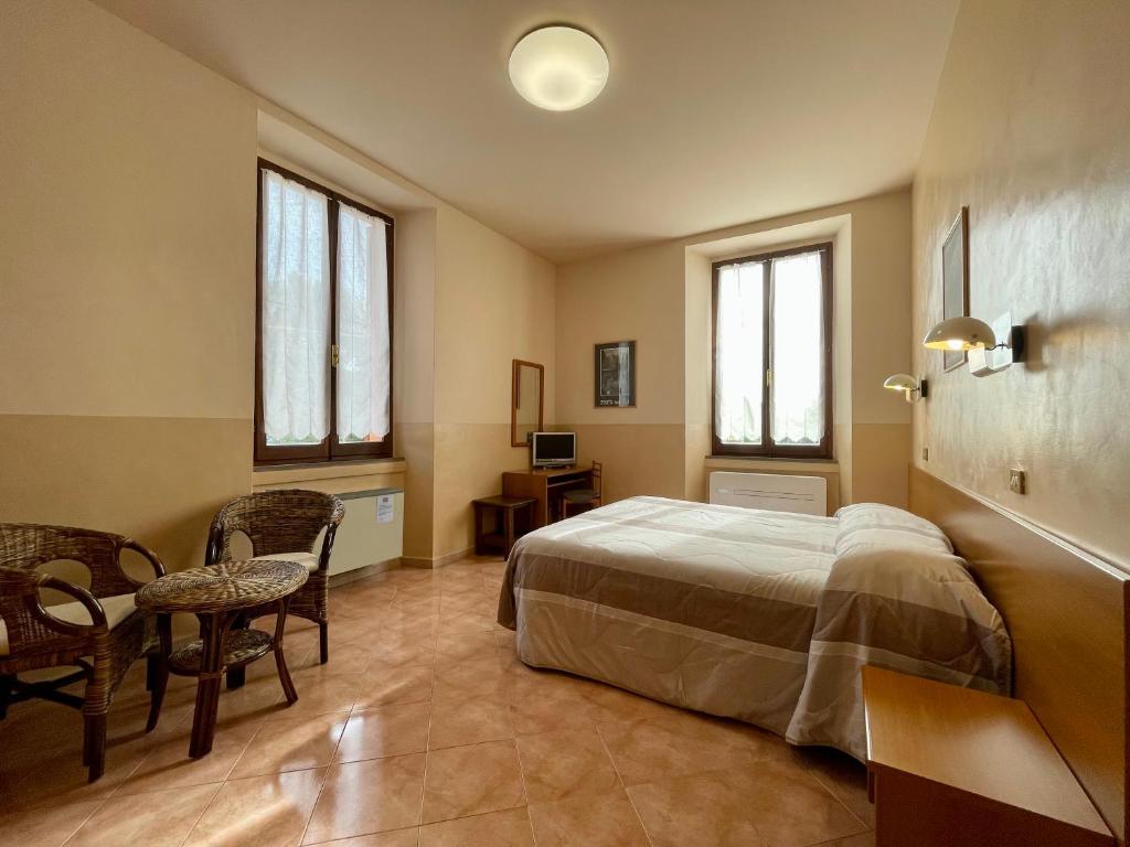 1 dormitorio con 1 cama, mesa y sillas en Locanda Settecamini, en Campello sul Clitunno