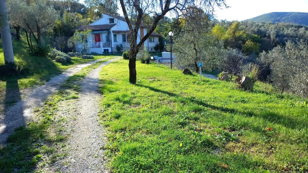 eine unbefestigte Straße vor einem Haus in der Unterkunft Casa vacanze Il cancello rosso in Montefranco