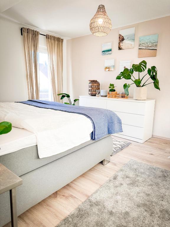 una camera con letto e pianta in vaso di Schönes modernes Einfamilienhaus für 1 bis 6 Personen a Rimpar