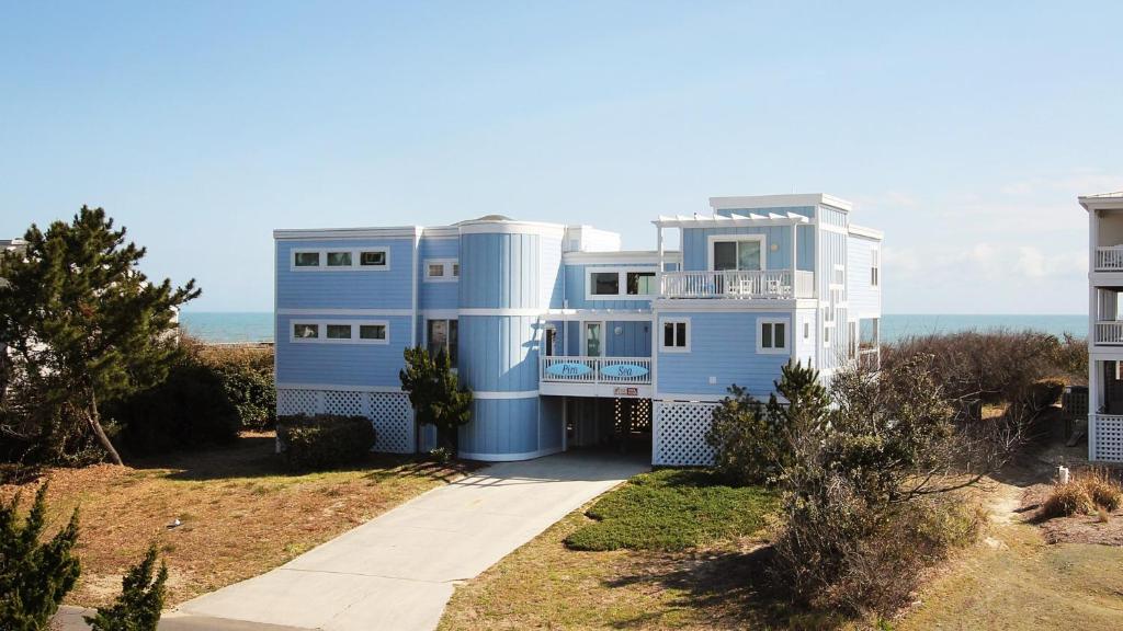 niebieski dom z oceanem w tle w obiekcie OCEANFRONT, Private Pool, Ocean Views, Beach Walkway, Hot Tub, WL1035, PiraSea w mieście Corolla