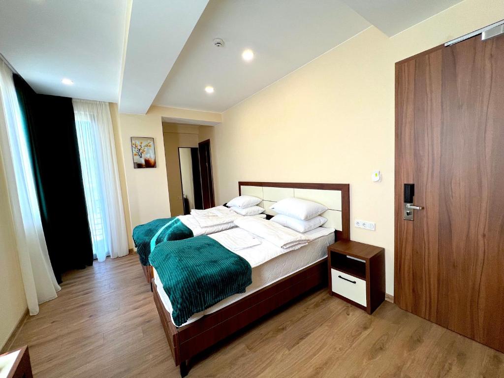 Postel nebo postele na pokoji v ubytování HOTEL WEST TBILISI