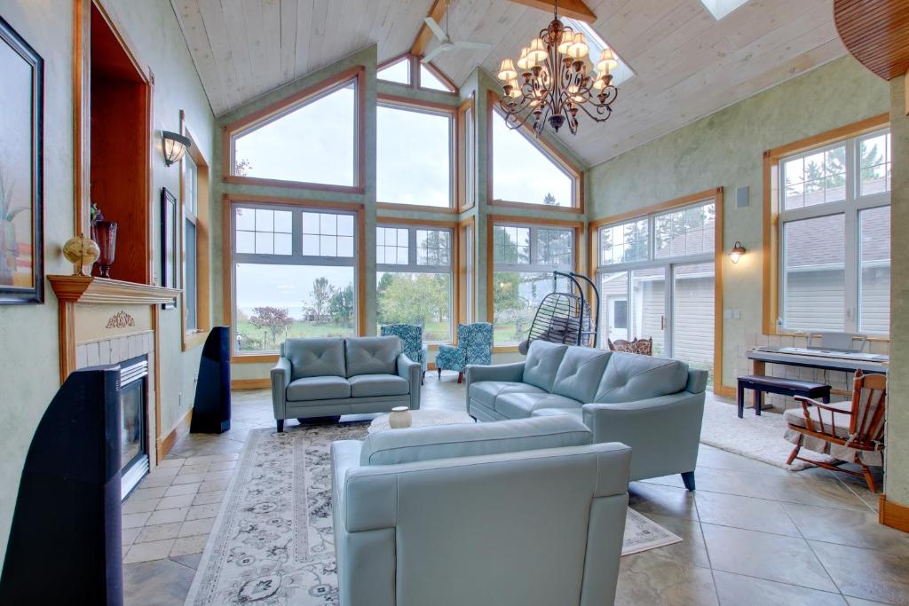 Lakefront Algoma Home with Deck, Grill and Fireplace, Algoma (updated