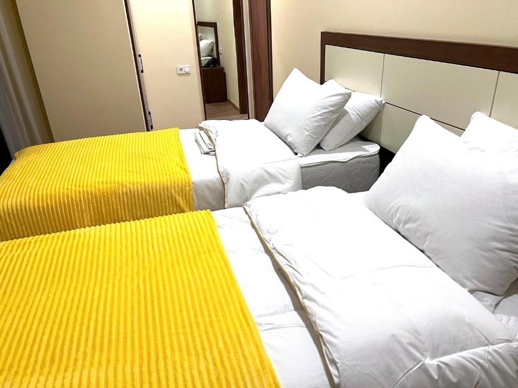Postel nebo postele na pokoji v ubytování HOTEL WEST TBILISI
