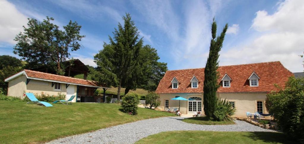 an exterior view of a house at Lasquet in Mont-Disse