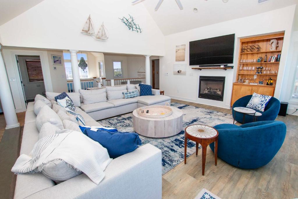salon z dwiema kanapami i telewizorem w obiekcie LUXURY, OCEANFRONT, Pool, ELEV, Rec Rm, Beach Access, Ocean Views! WL983, Fairligh w mieście Corolla