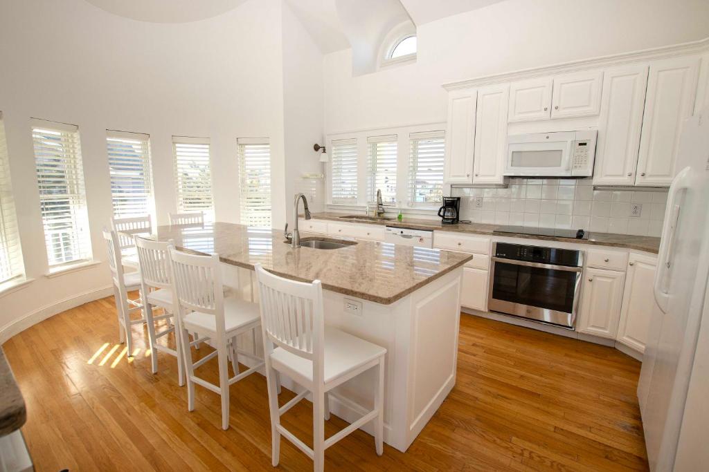 Η κουζίνα ή μικρή κουζίνα στο WL925, Iselin- Oceanfront, Private Pool, Close to Beach Access, Ocean Views, Pool Table