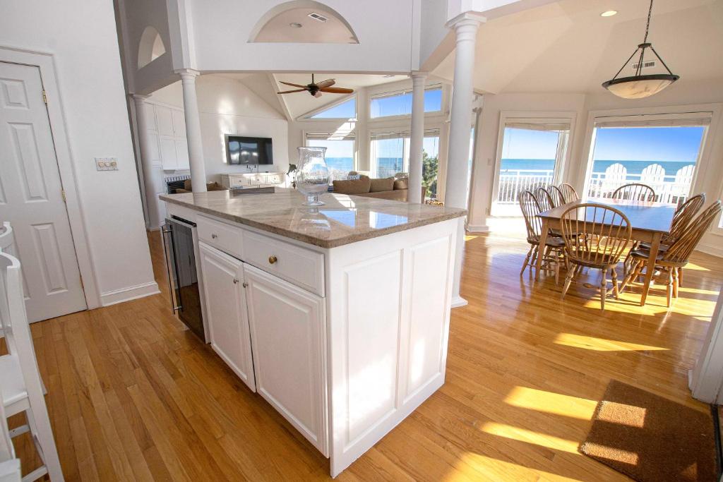 Η κουζίνα ή μικρή κουζίνα στο WL925, Iselin- Oceanfront, Private Pool, Close to Beach Access, Ocean Views, Pool Table
