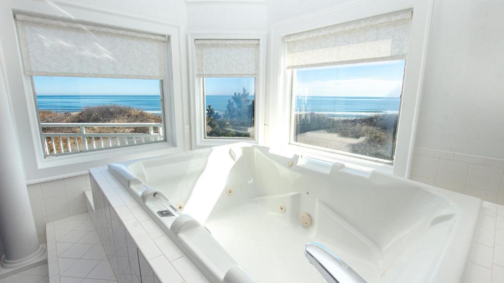 Ένα μπάνιο στο WL925, Iselin- Oceanfront, Private Pool, Close to Beach Access, Ocean Views, Pool Table