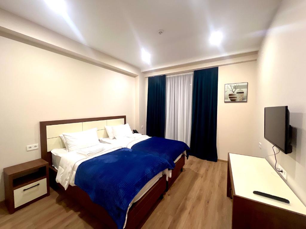 Postel nebo postele na pokoji v ubytování HOTEL WEST TBILISI