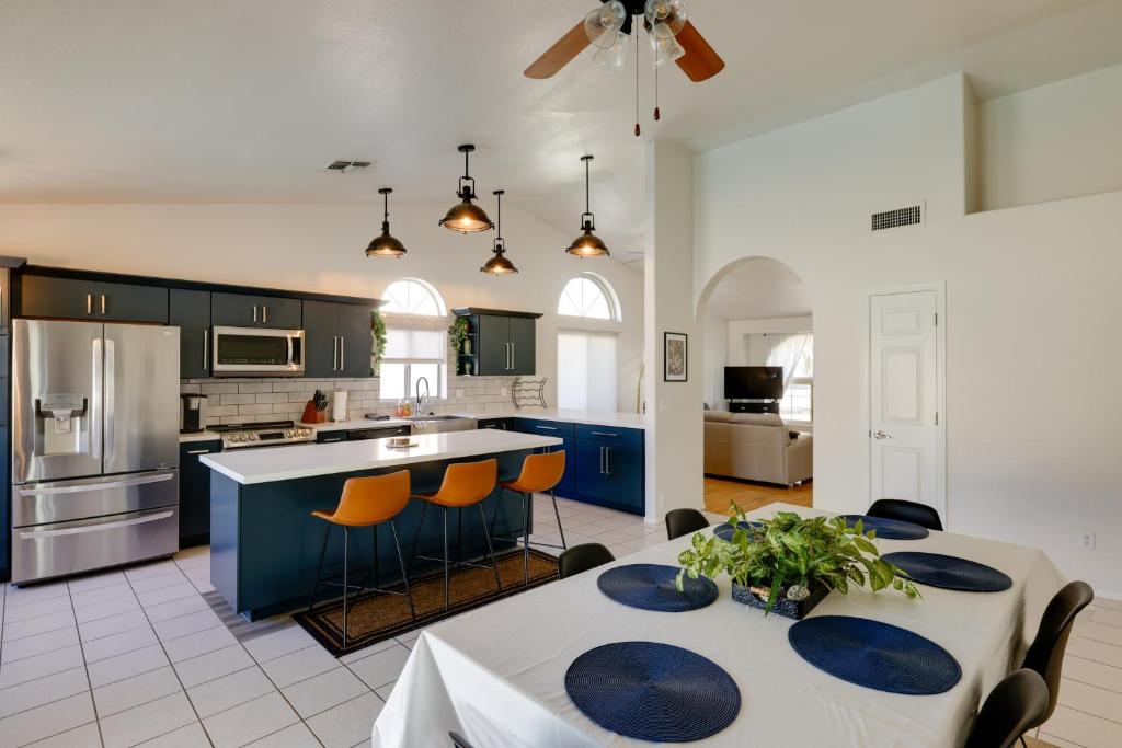 Η κουζίνα ή μικρή κουζίνα στο Modern Chandler Retreat with Private Outdoor Pool