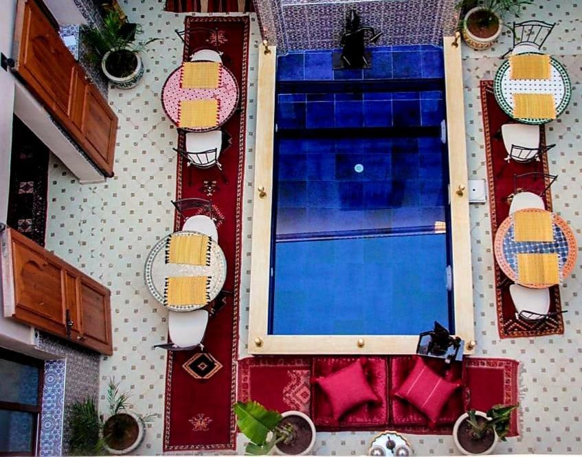 - une vue sur la piscine dans l'établissement Riad Amazing, à Marrakech