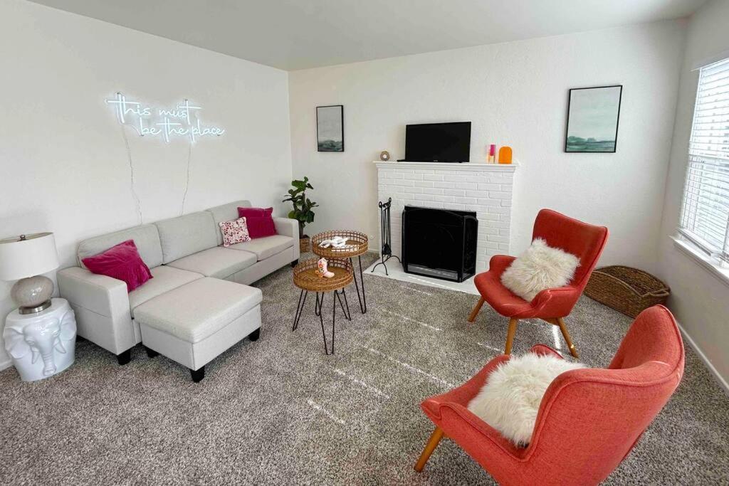 sala de estar con sofá, sillas y chimenea en Entire Home by Newport Beach, Disneyland and SNA! en Costa Mesa