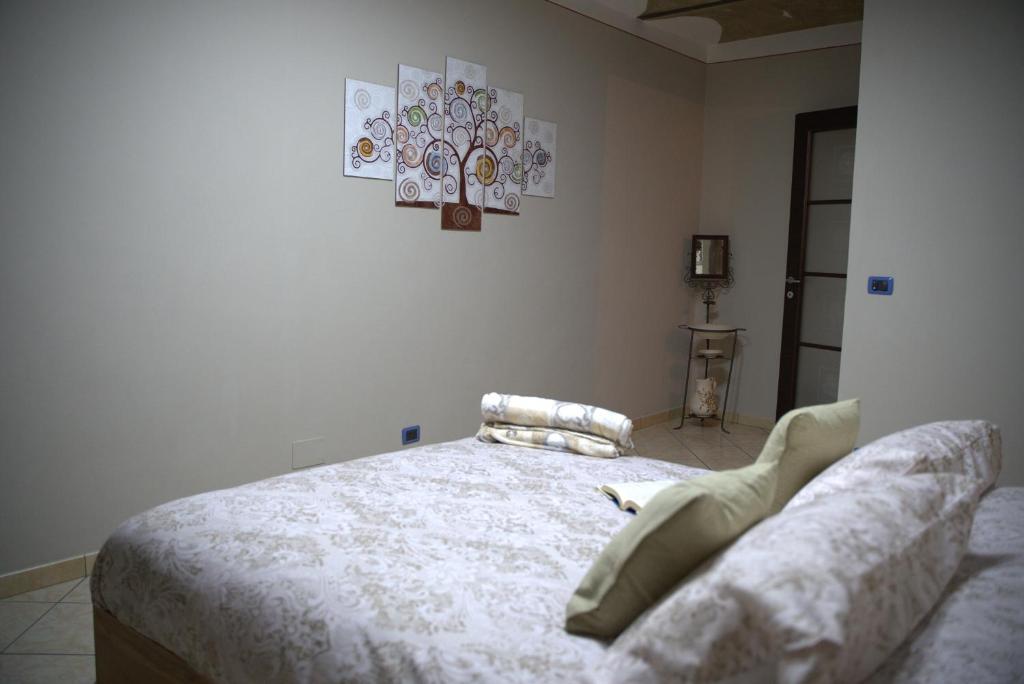 Postel nebo postele na pokoji v ubytování Tra Langhe e Monviso